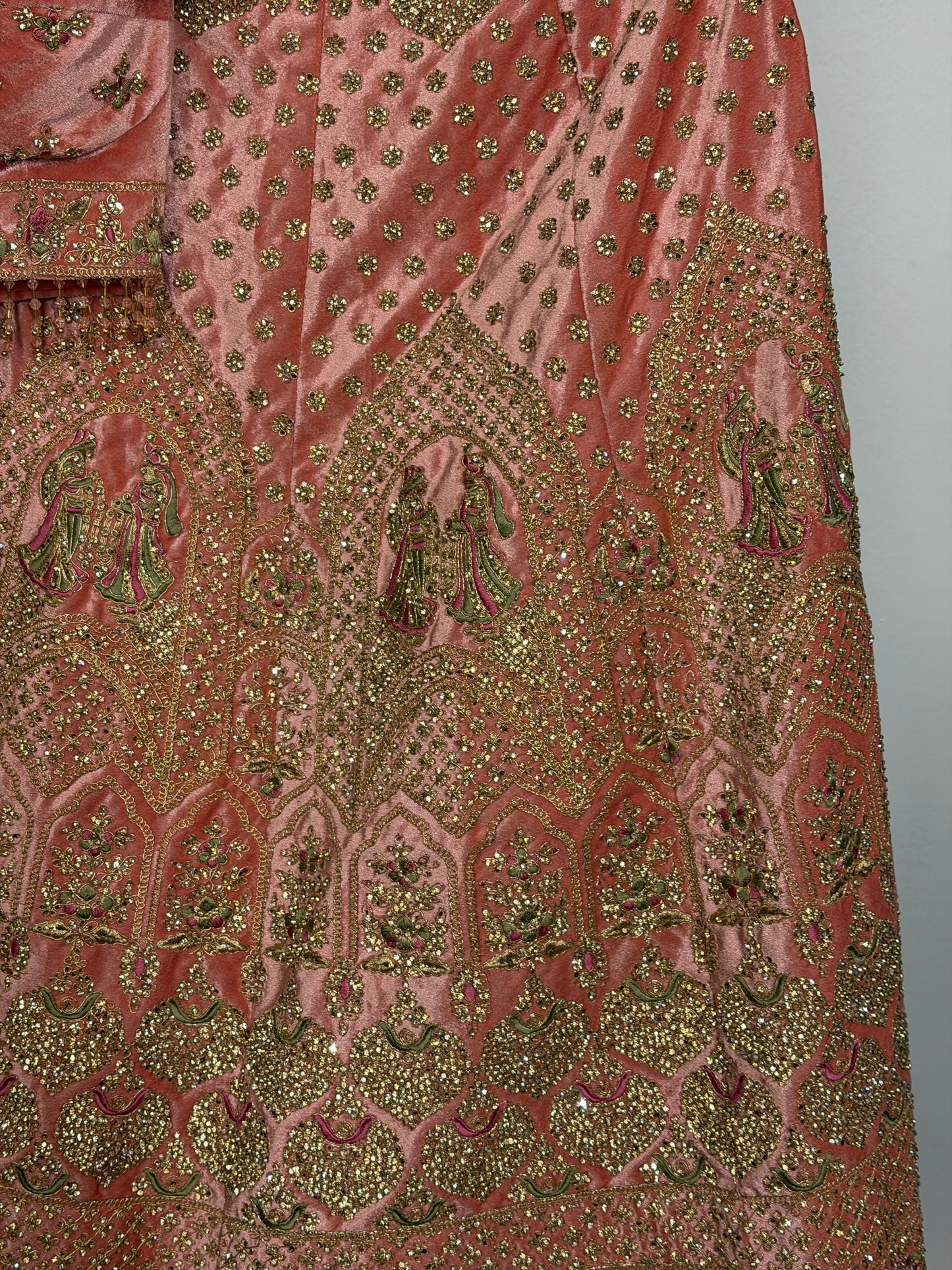 Perzik-roze Velvet Embroidered Lehenga