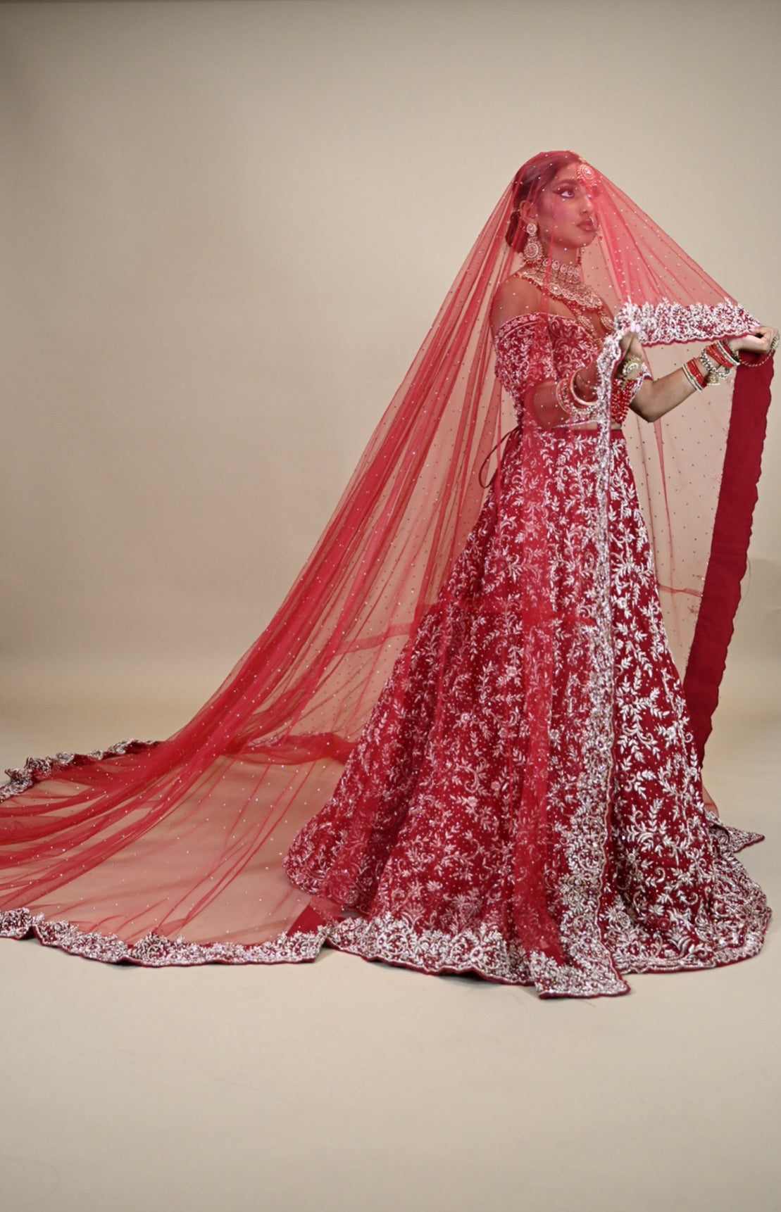 Koninklijke Rode Bruidslehenga met gouden Borduursels – Luxe Indiase Trouwjurk met Lange Dupatta