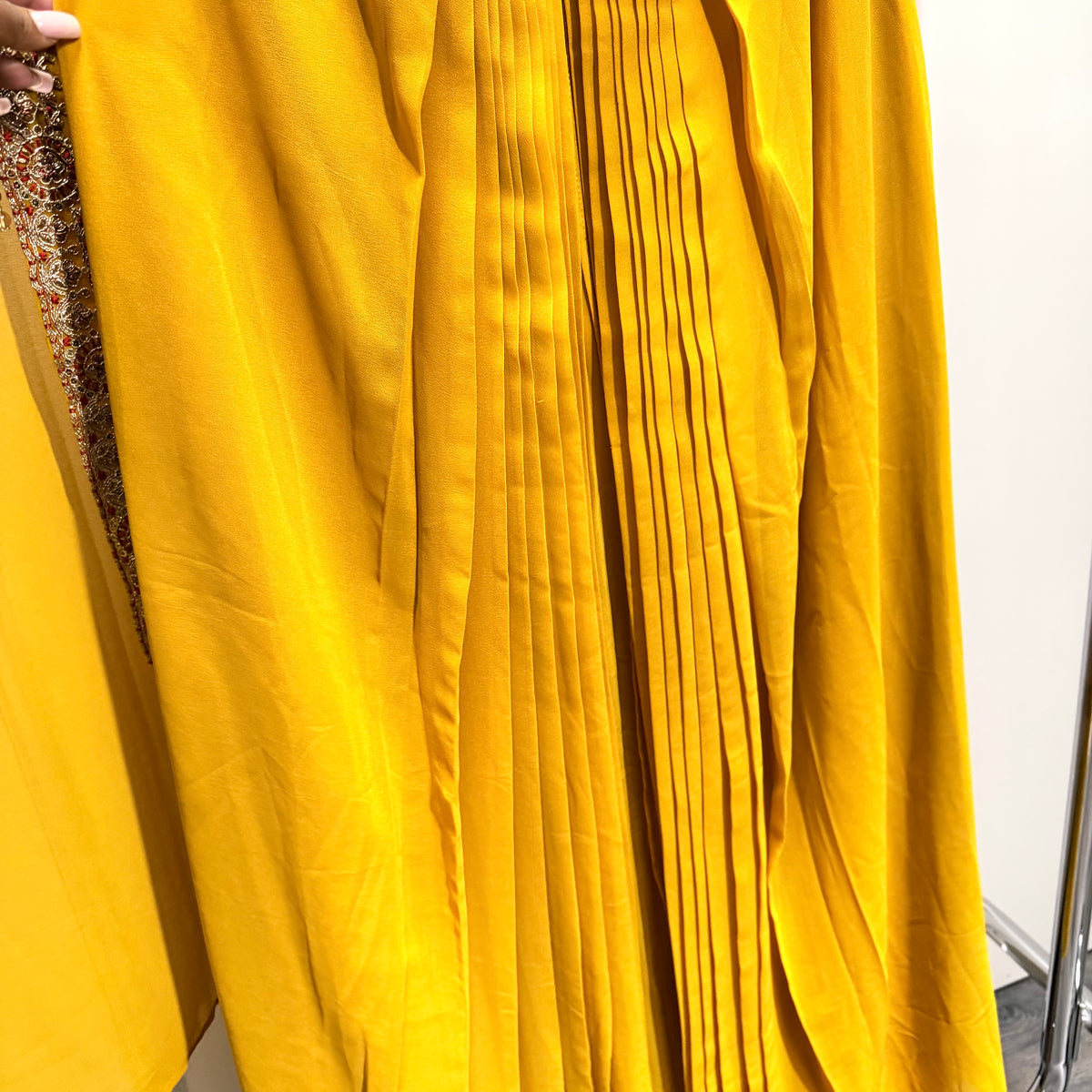 Zoya Mustard Gold Lehenga Set met Luxe Geborduurde Cape