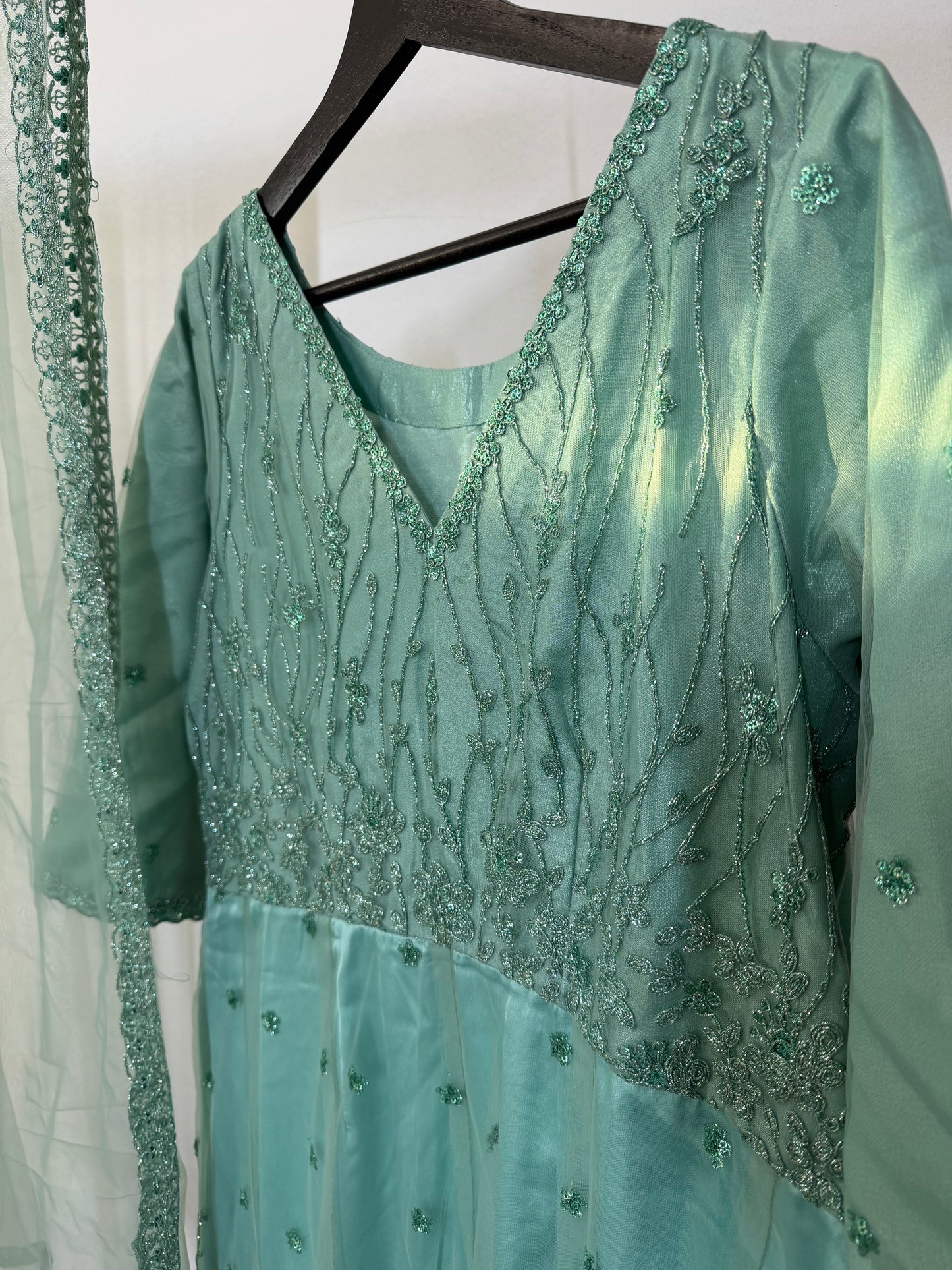 Mintgroene Anarkali met Fijn Borduurwerk & Dupatta