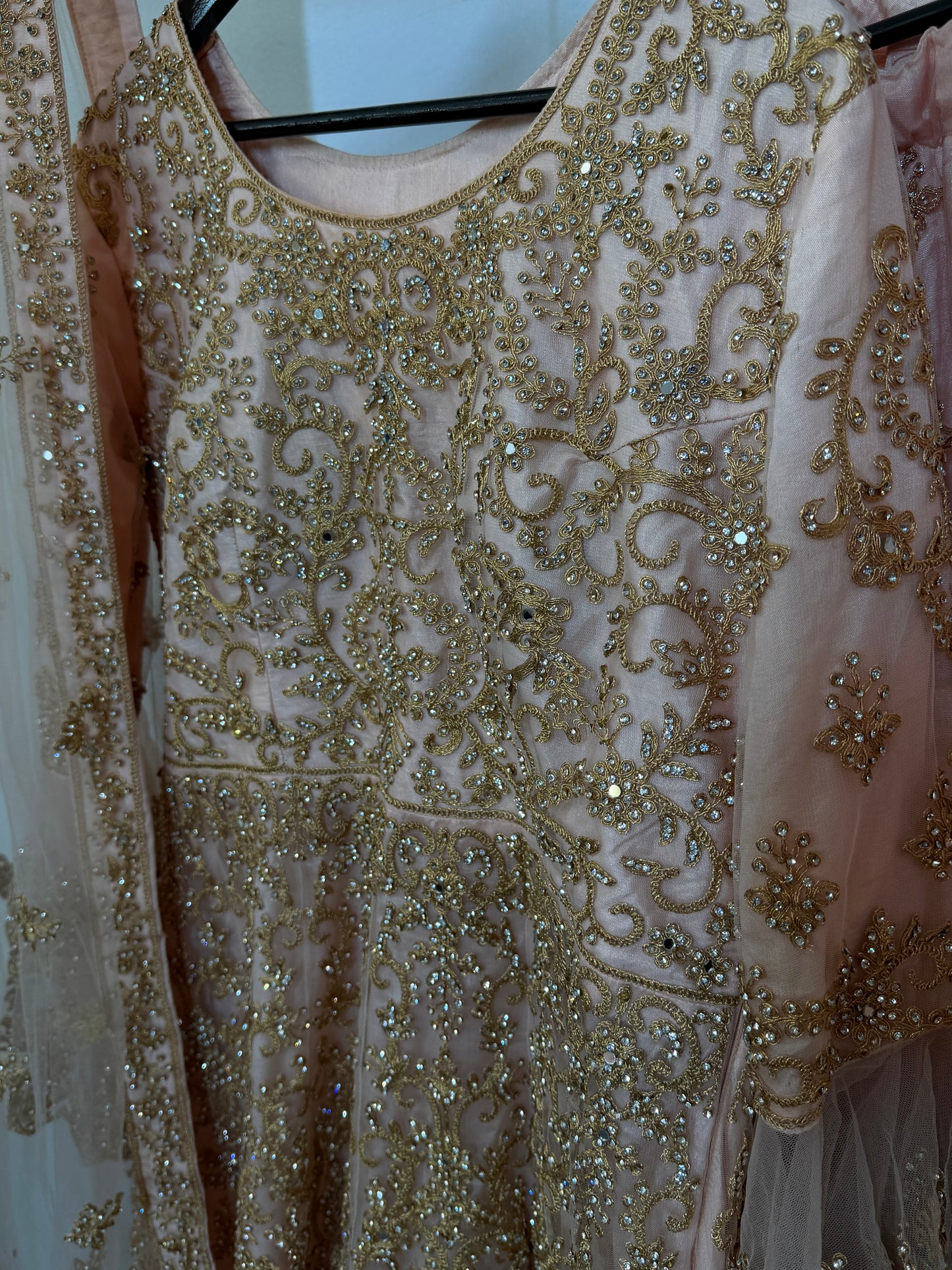 Lichtroze Anarkali Set met Zwaar Goud Borduurwerk