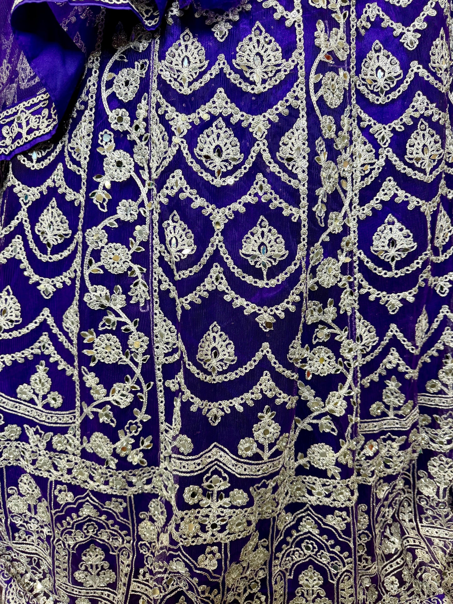 Paarse Zilver Geborduurde Lehenga