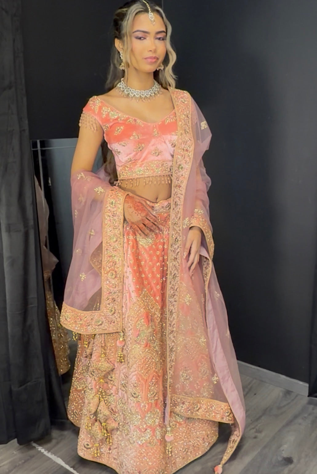 Perzik-roze Velvet Embroidered Lehenga