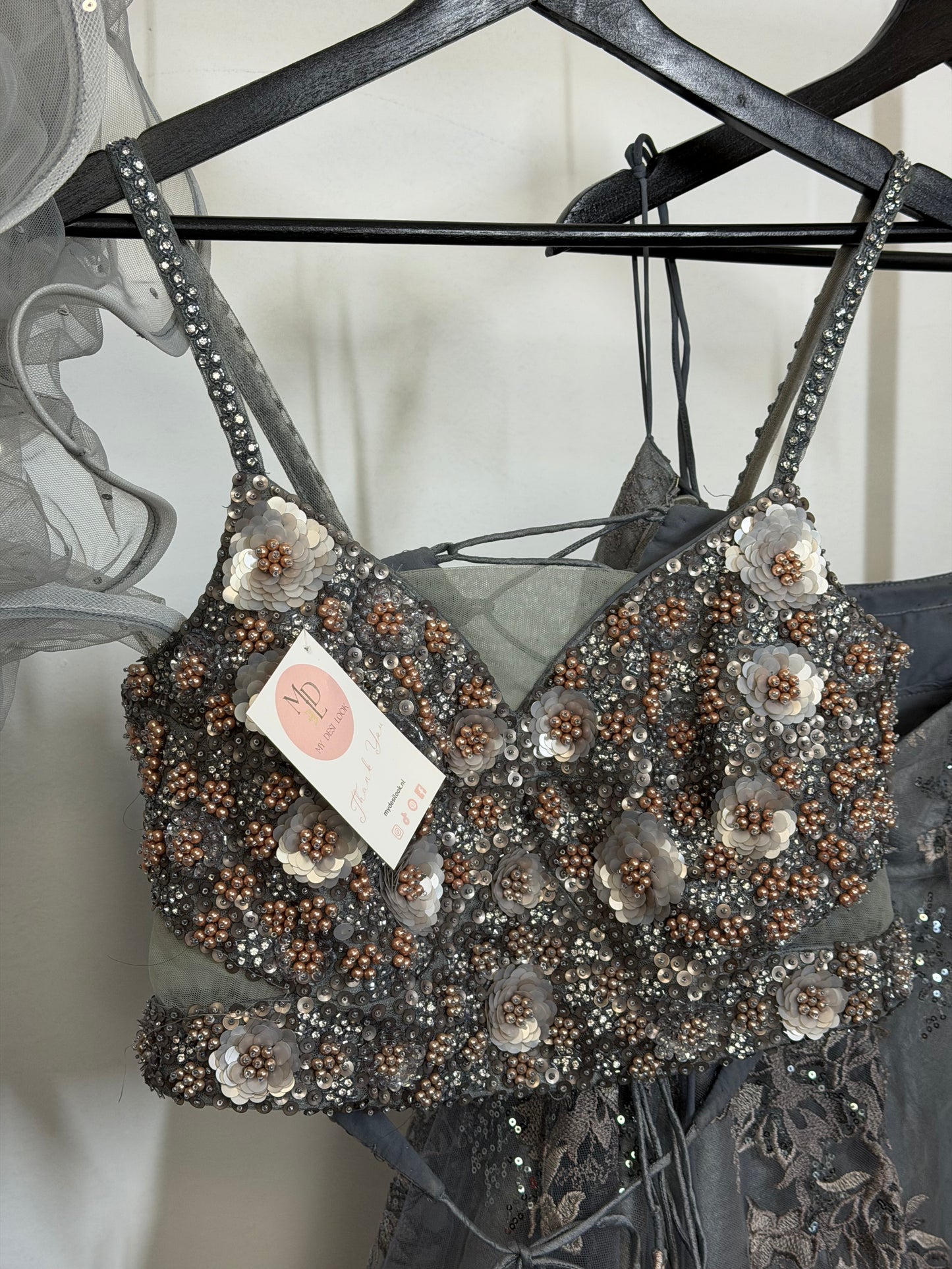 Grijze Designer Lehenga met Heavy 3D Bloemen