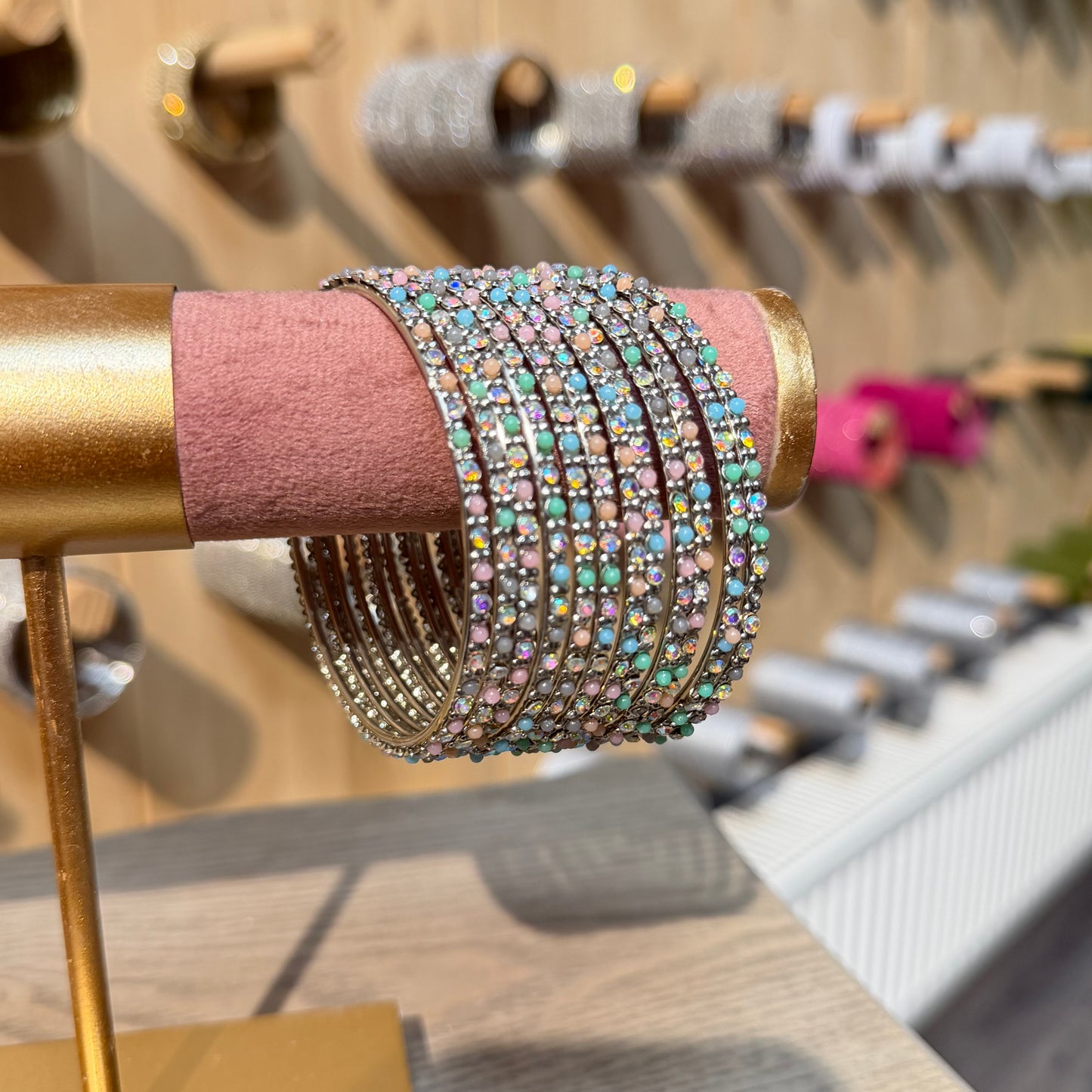 Pastel Sparkle Bangles – Set van 12 Luxe Armbanden met Pastelkralen