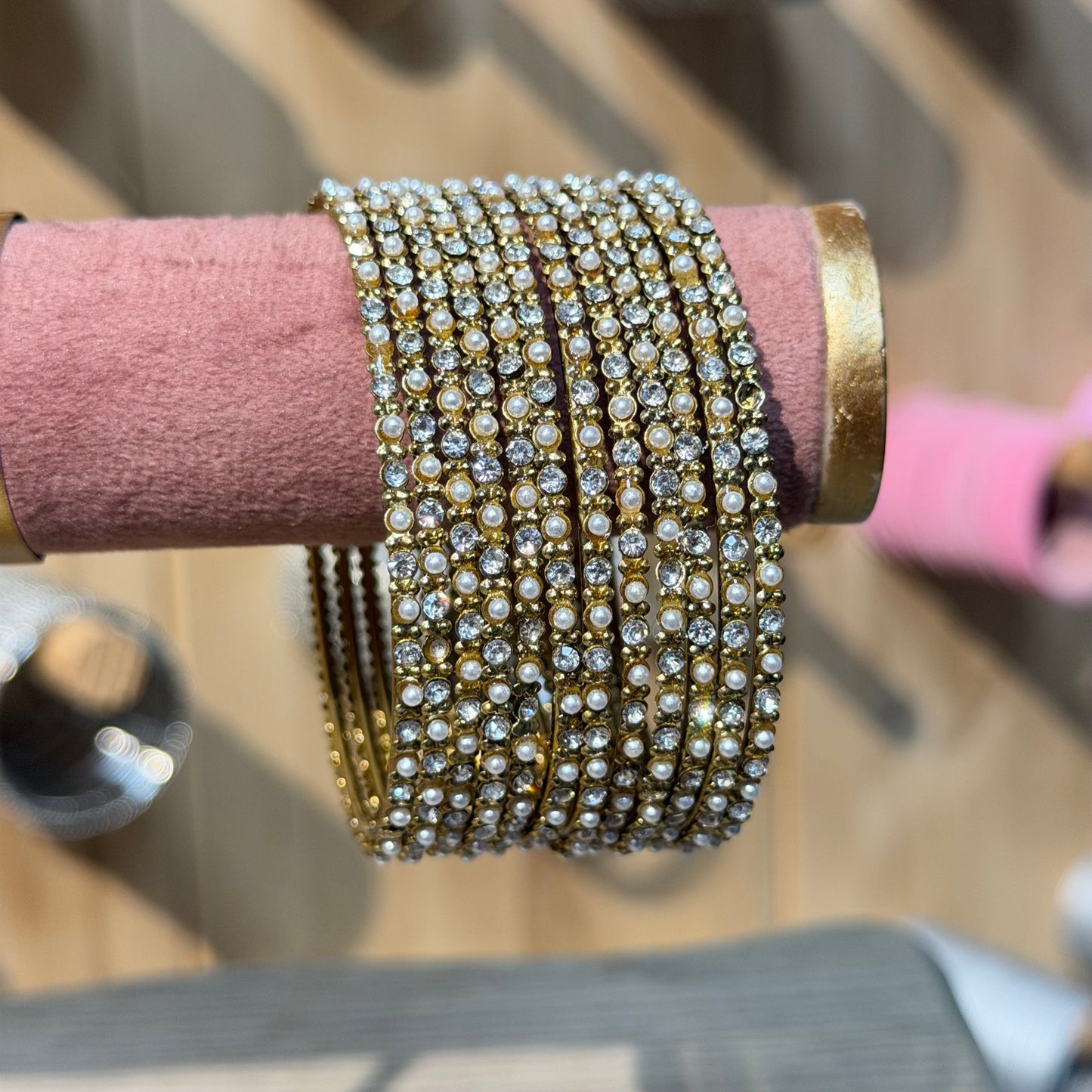 Pearl Sparkle Bangles Goud – Set van 12 Luxe Armbanden met Parels