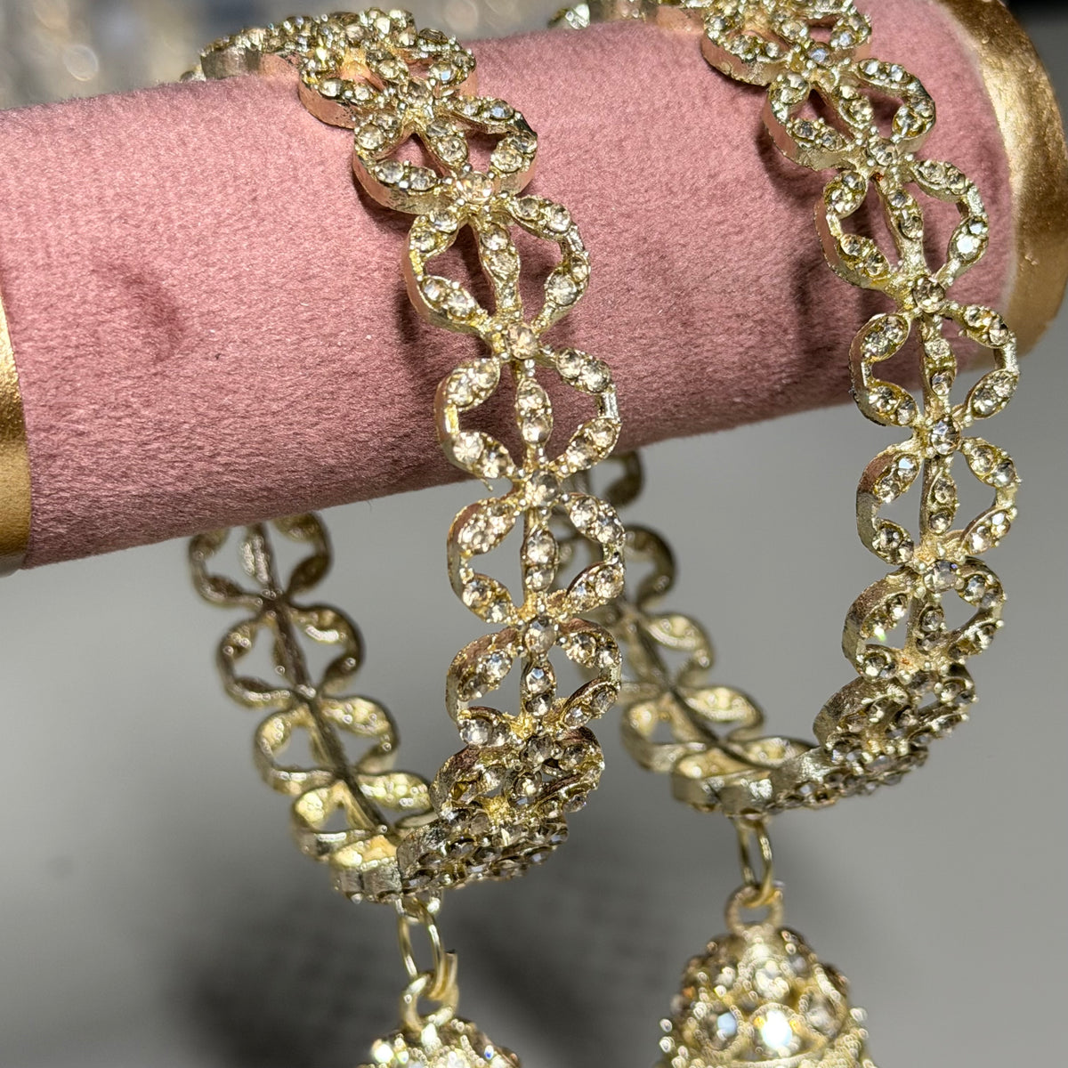 Zoya Gouden Jhumka Armband met Kristallen & Parels