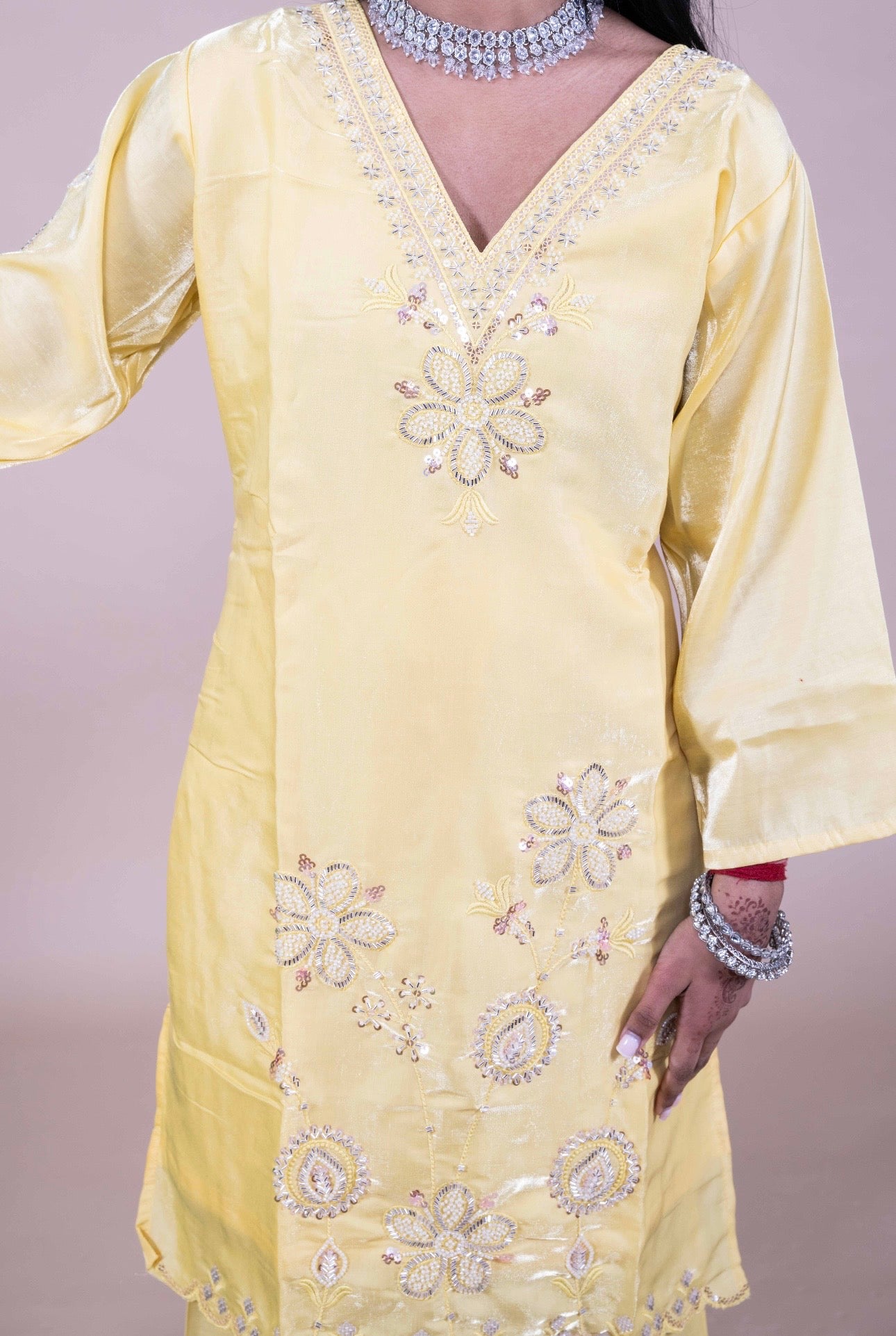 Gele Kurta Set met Borduurwerk – Elegante Indiase Salwar Outfit