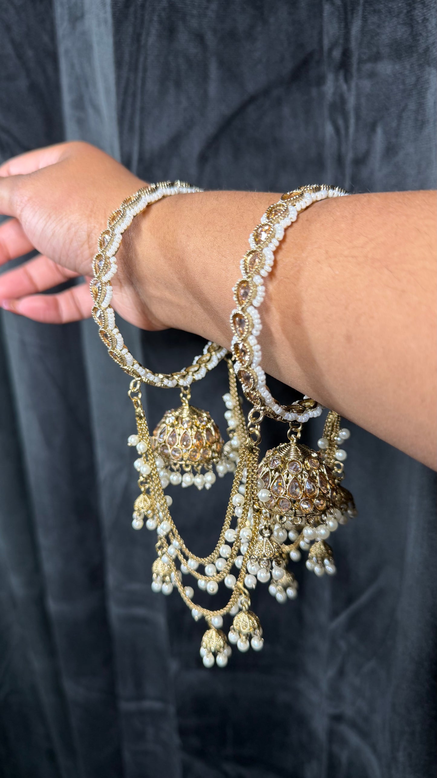 Connected Jhumki Bangle Set met Parels – Indiase Armbanden met Jhumka Bedels | Set van 2