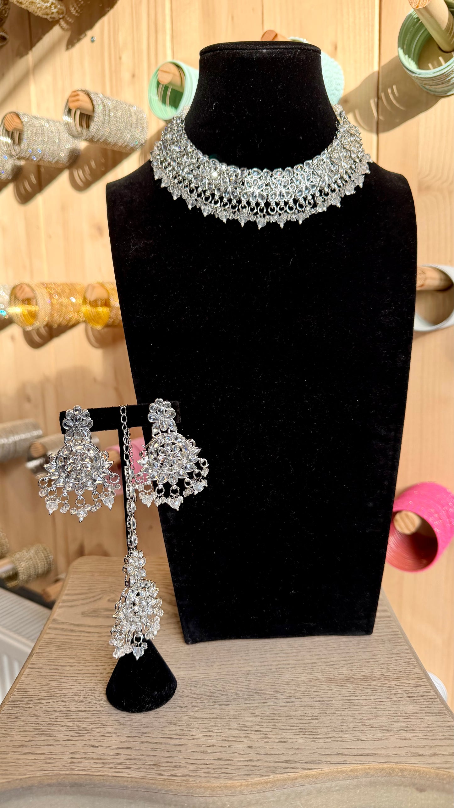 Luxe Indiase Kristal Choker Set met Jhumka Oorbellen en Tikka