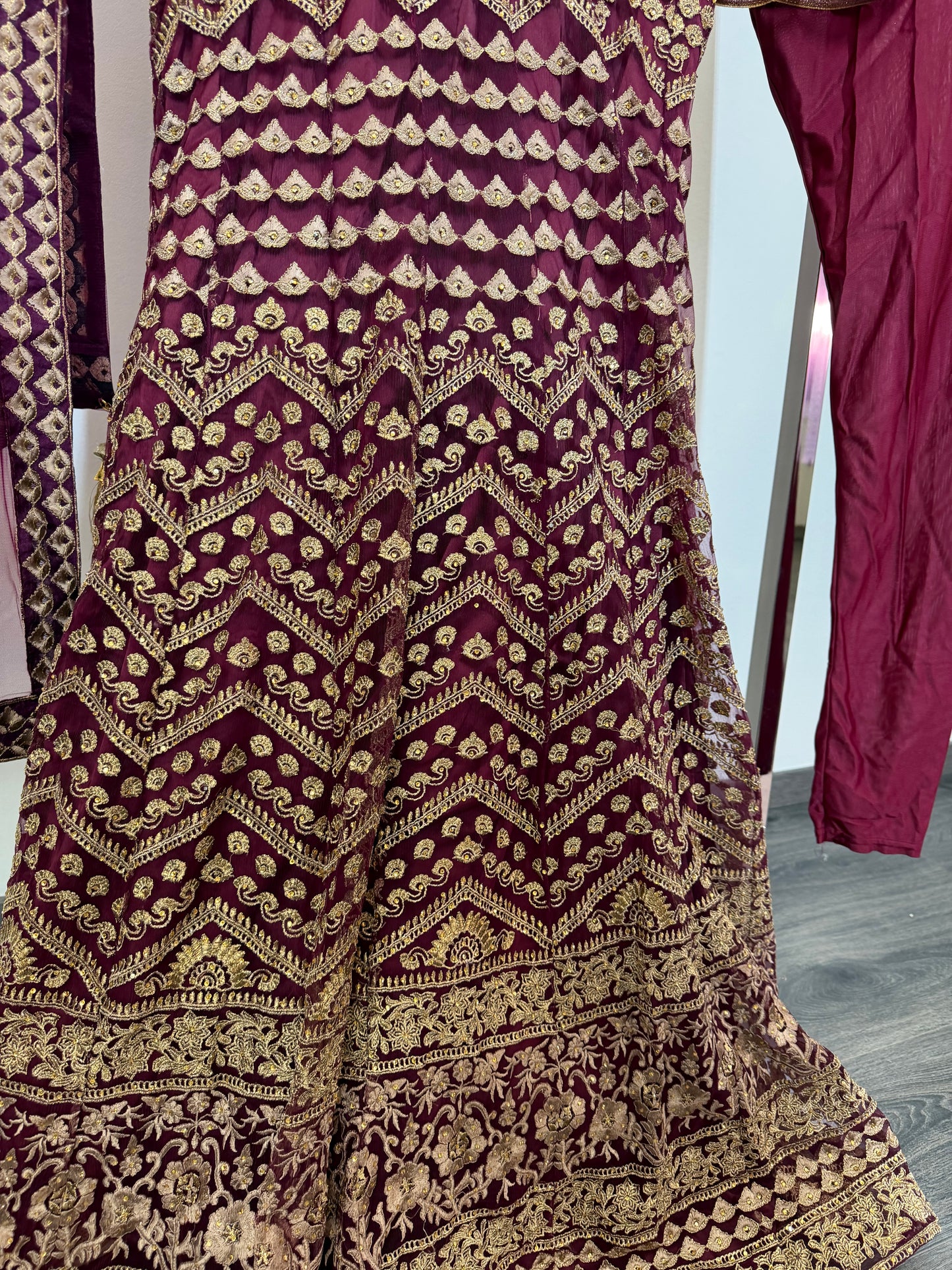 Maroon Anarkali met Goud Borduurwerk & Full Flare