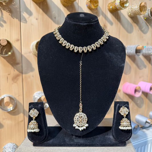 Ziyana Crescent Kundan Choker Set – Luxe 3-delige Indiase Sieradenset