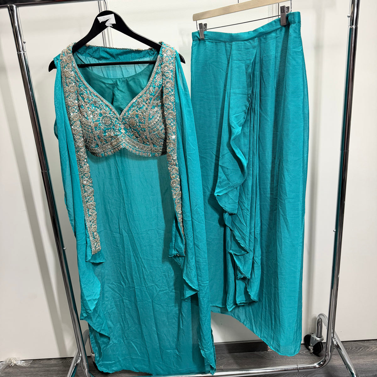 Amaya Turquoise Lehenga Set met Luxe Geborduurde Cape