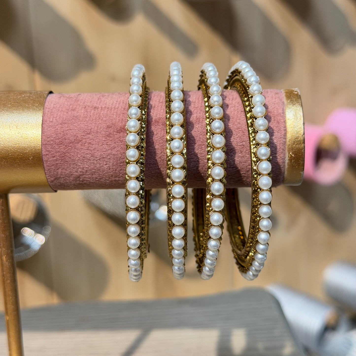 Pearl Heritage Bangles – Set van 4 Traditionele Armbanden met Parels