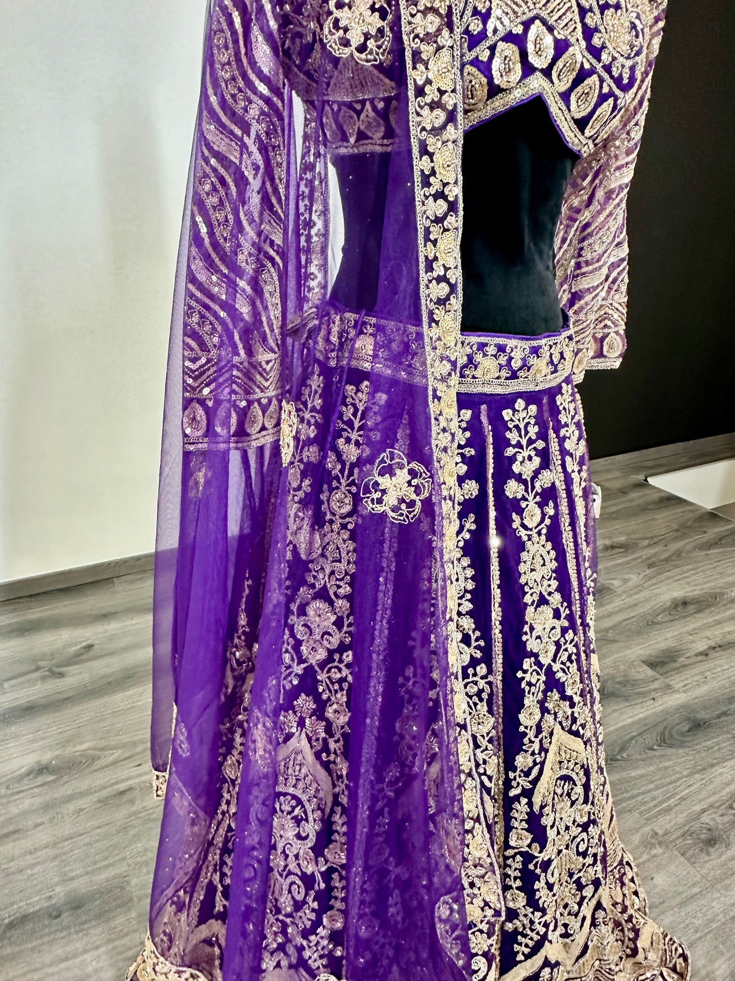 Paarse lehenga met gouden borduurwerk | Luxe Indiase feestjurk dames