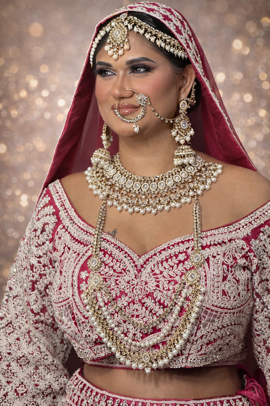 Luxe Desi Bruidssieraden Set met Jhoomar, Neusring & Handsieraden | Goud & Parels