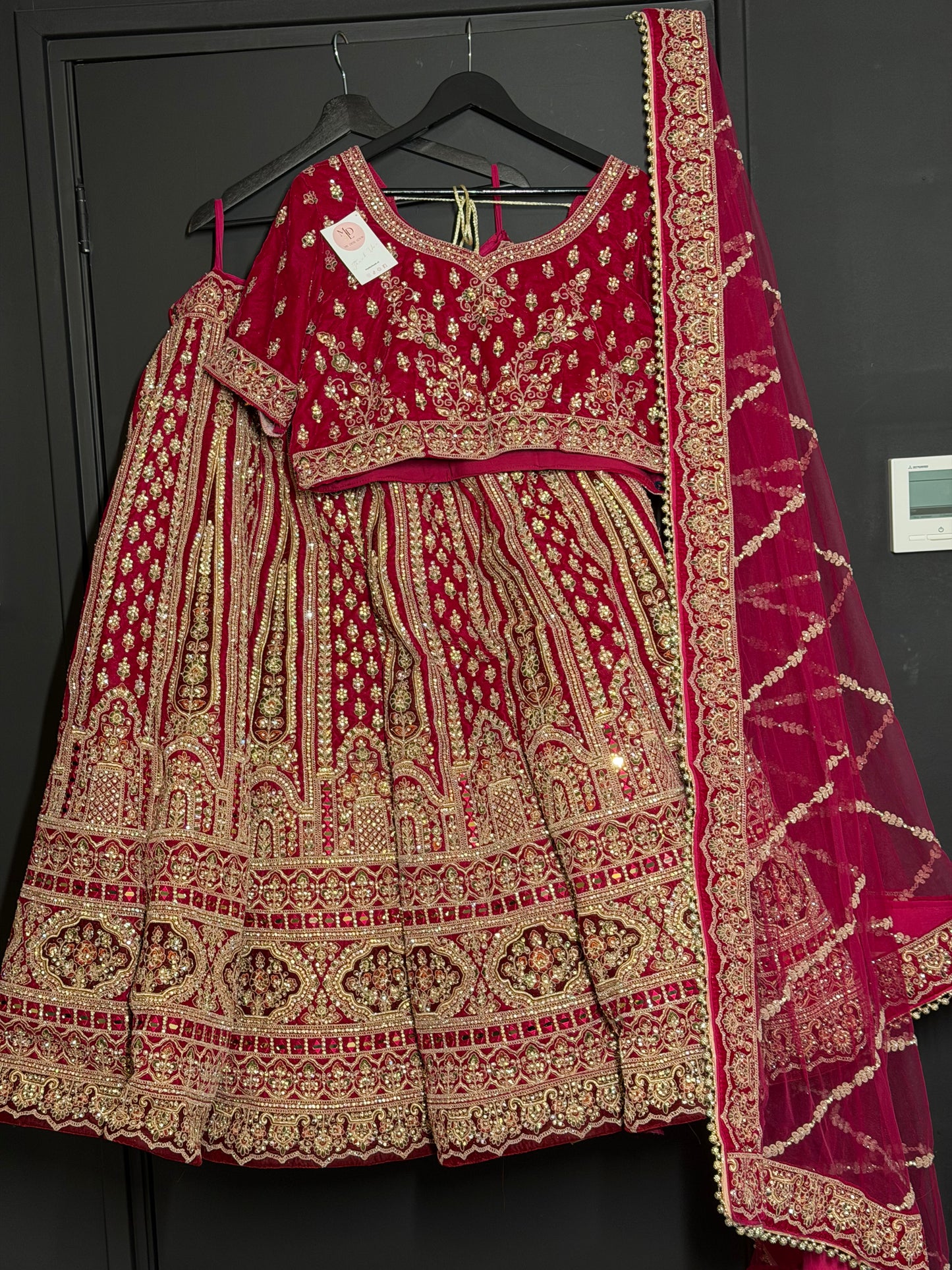 Dieprode bridal lehenga met goud