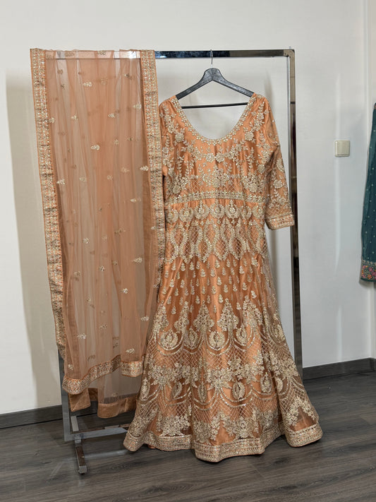 Perzik Anarkali met Goud Borduurwerk & Net Dupatta