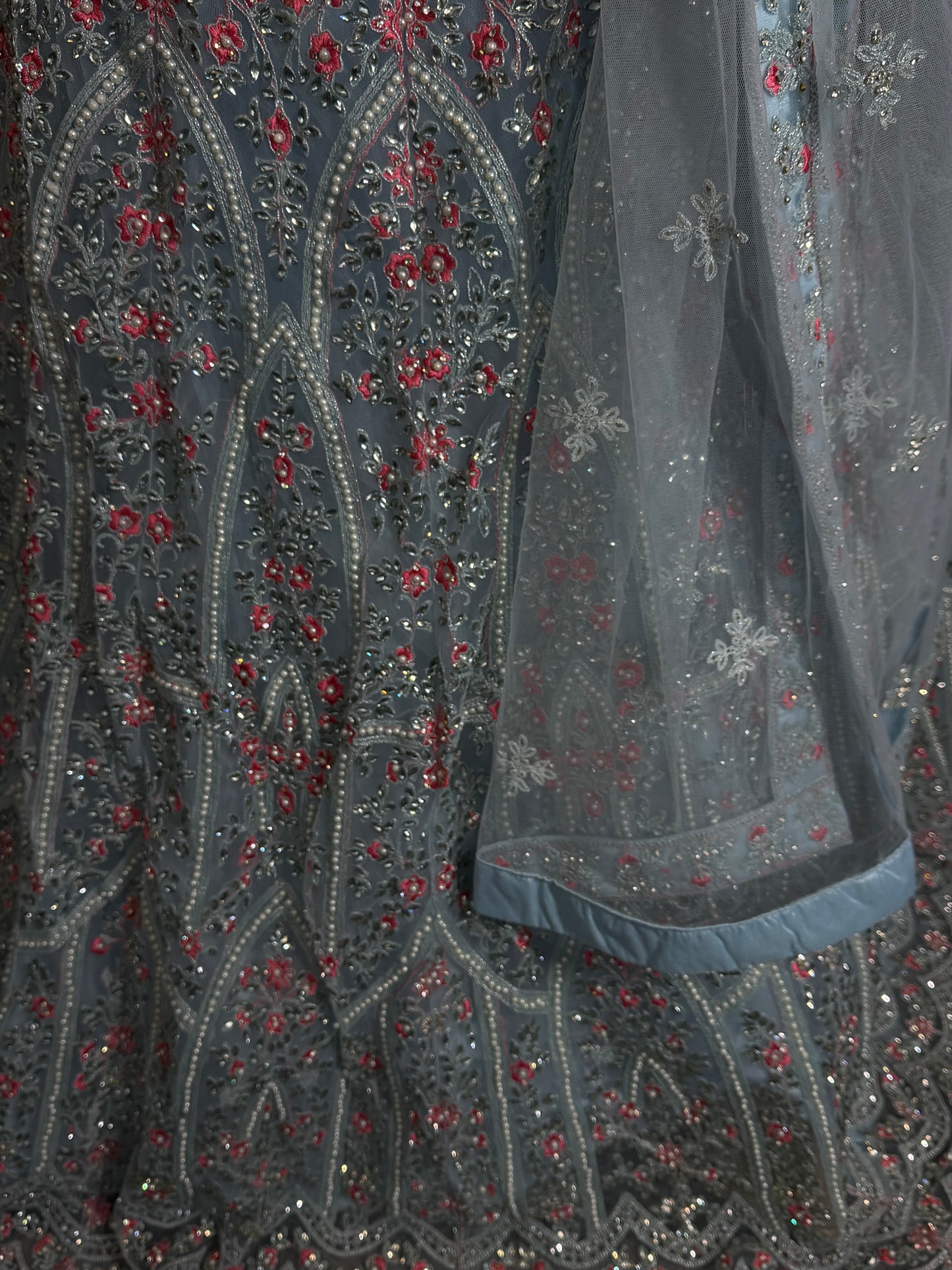 IJsblauwe Lehenga met Roze Borduurwerk
