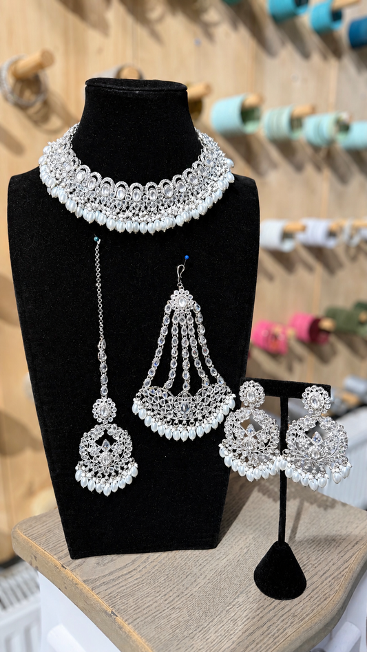 Luxe Zilver Witte Indiase Sieradenset – Party Wear Choker Set Dames