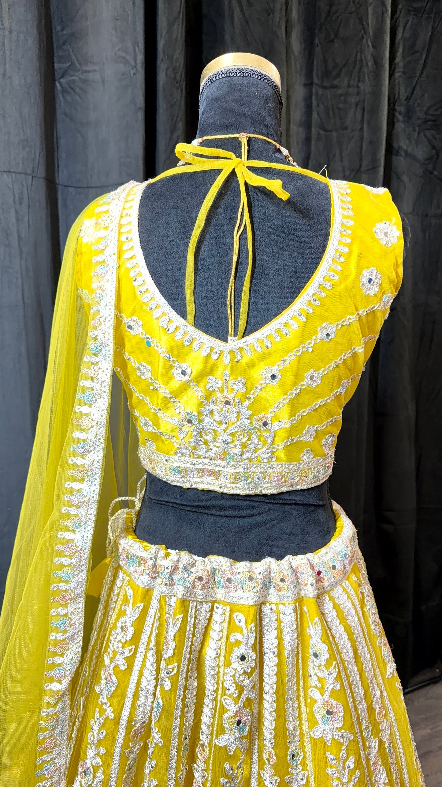 Gele Luxe Party Wear Lehenga met Zardozi Embroidery