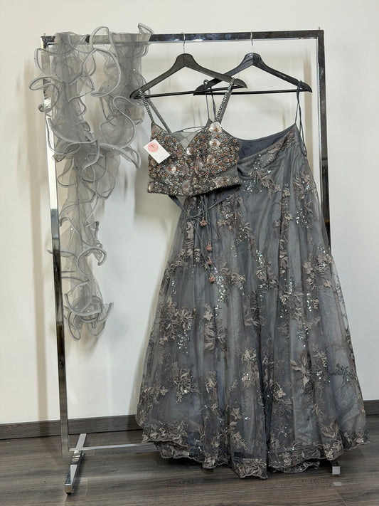 Grijze Designer Lehenga met Heavy 3D Bloemen