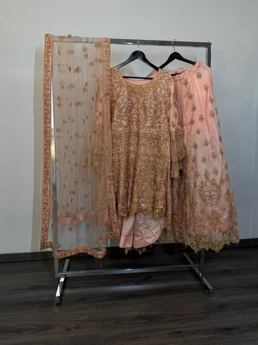 Lichtroze Anarkali Set met Zwaar Goud Borduurwerk