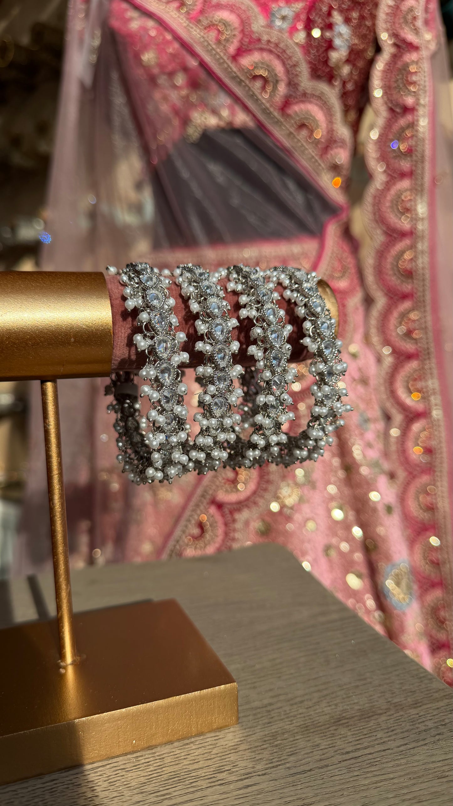 Pearl Teardrop Bangle Set – Indiase Armbanden met Parels en Druppelvormige Stenen (Set van 4)