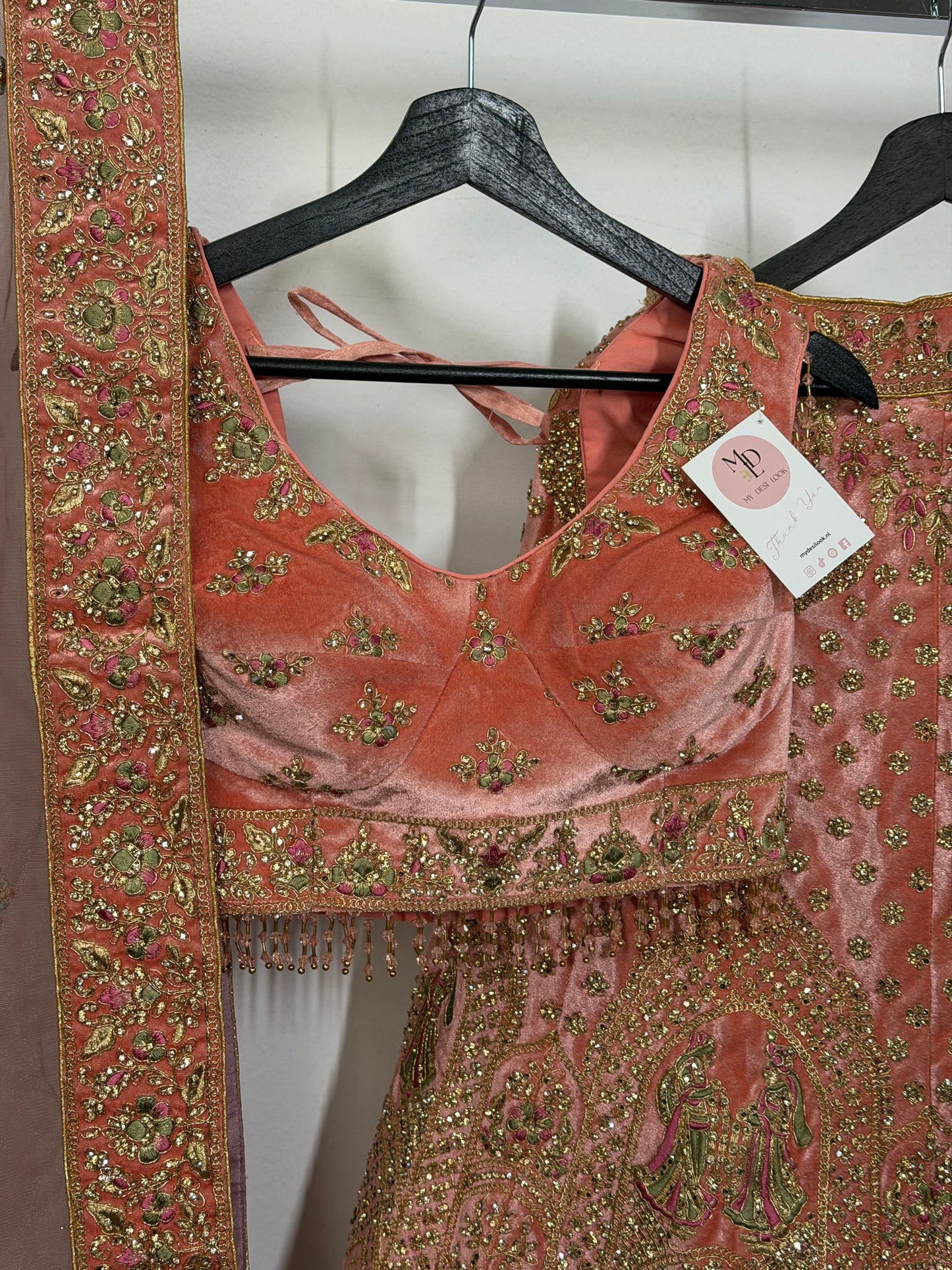 Perzik-roze Velvet Embroidered Lehenga