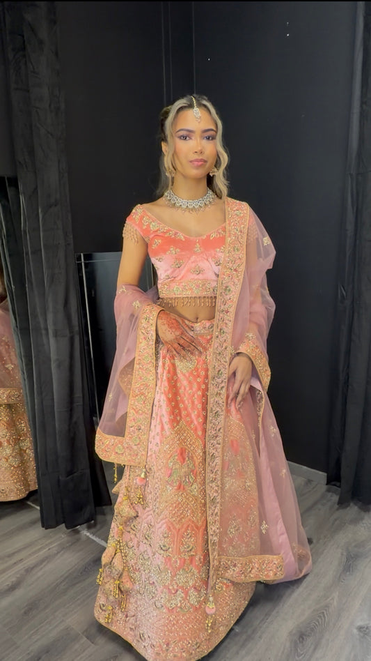 Perzik-roze Velvet Embroidered Lehenga