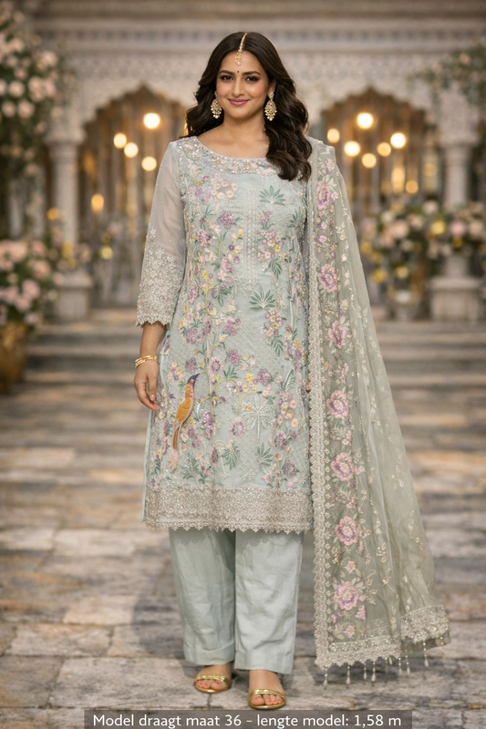 Lichtblauwe set met bloemenborduurwerk