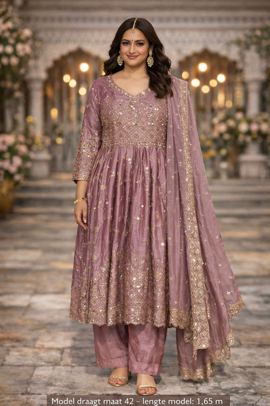 Oudroze Anarkali set met gouden borduurwerk – elegante Indiase feestjurk