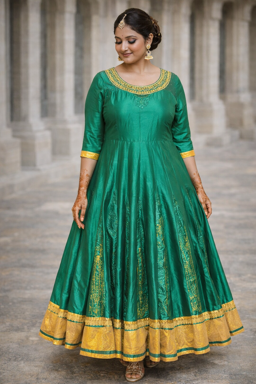 Groene Anarkali Set met Goud Details