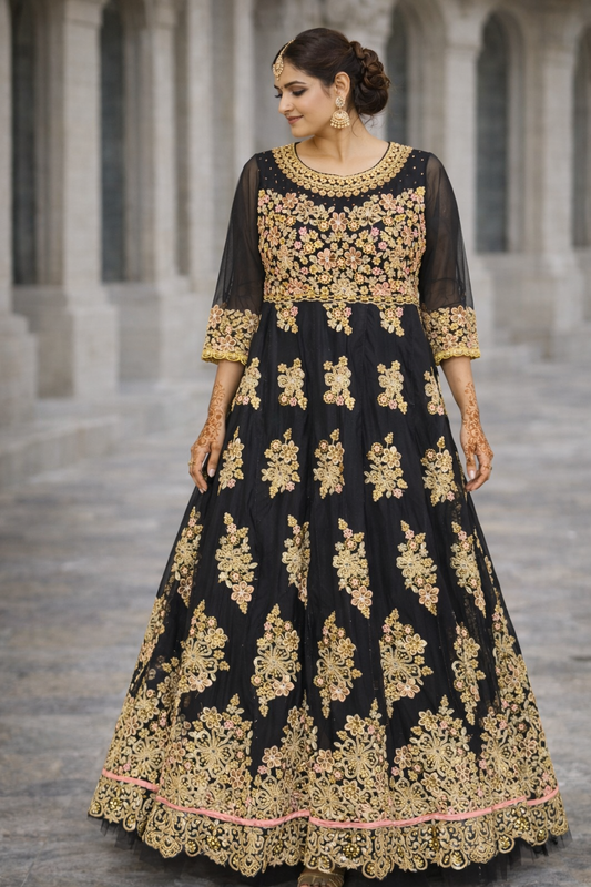 Zwarte jurk met roze-gouden borduurwerk