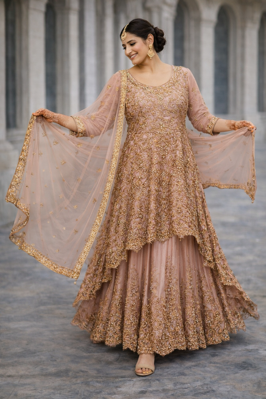 Lichtroze Anarkali Set met Zwaar Goud Borduurwerk