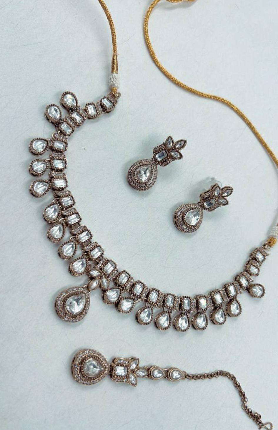 Traditionele Kundan Kettingset met Druppelvormige Stenen