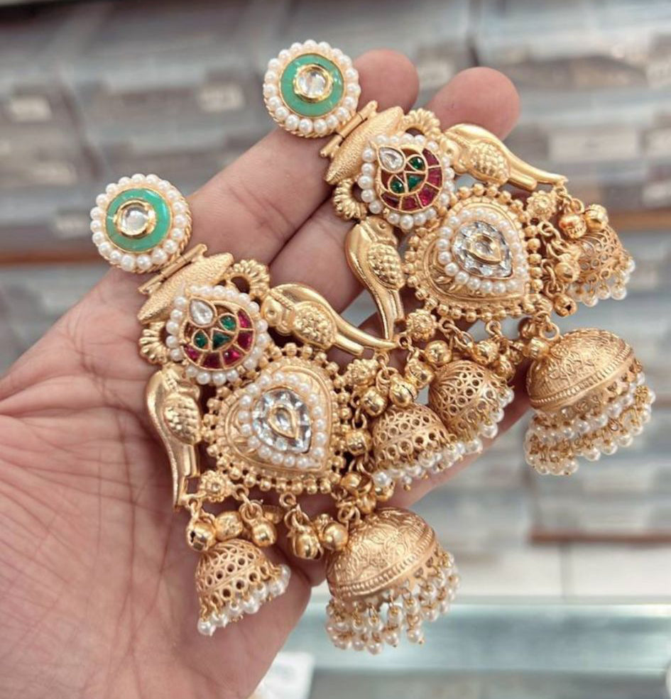 Goudkleurige Jhumka Oorbellen met Kundan en Emaille