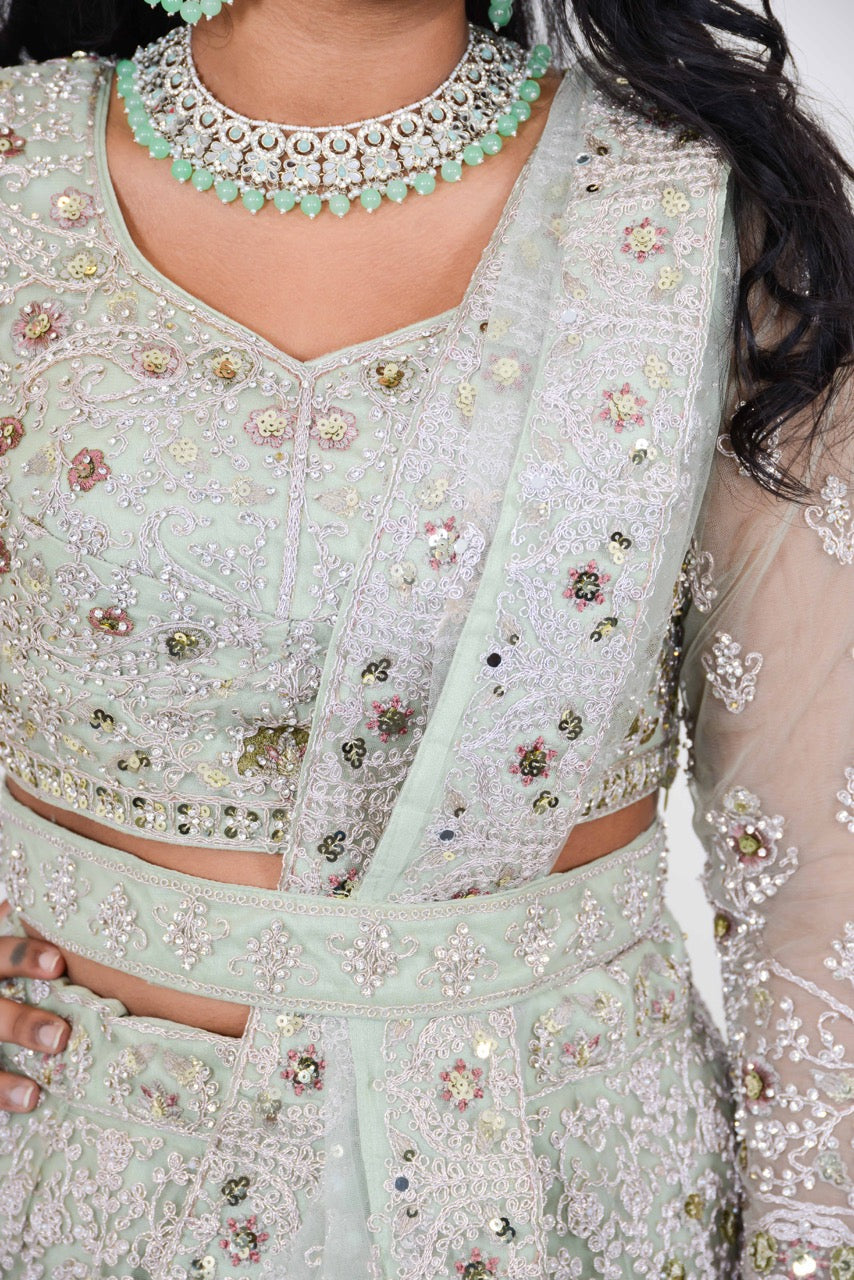 Mayra mintgroene lehenga met buikriem