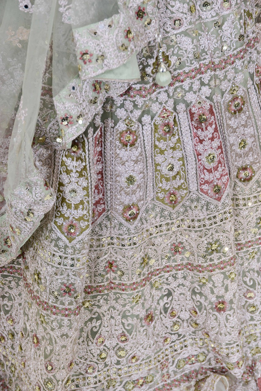 Mayra mintgroene lehenga met buikriem