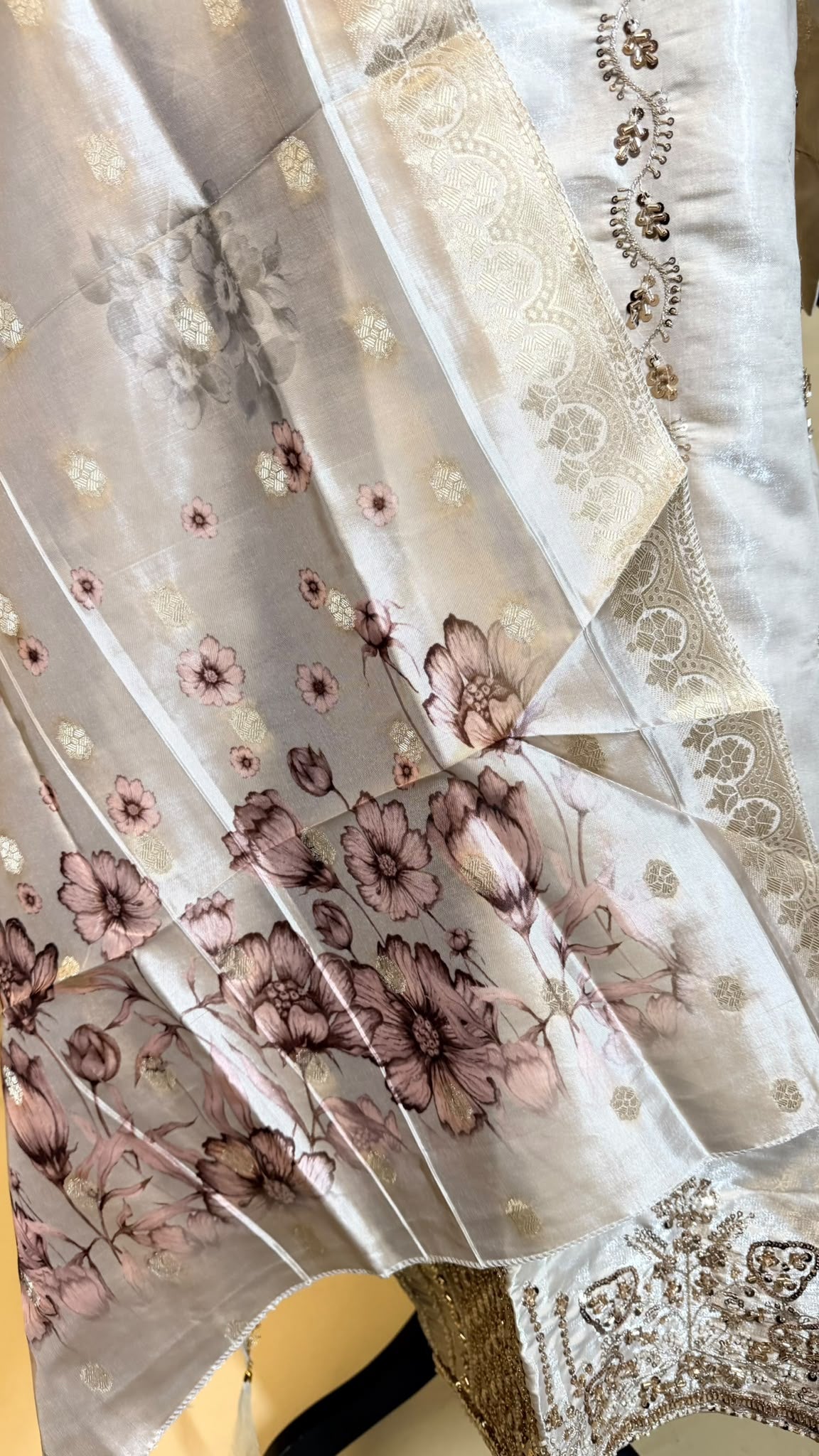 Ivory Blossom Salwar Kameez – Crème met Bloemen Dupatta