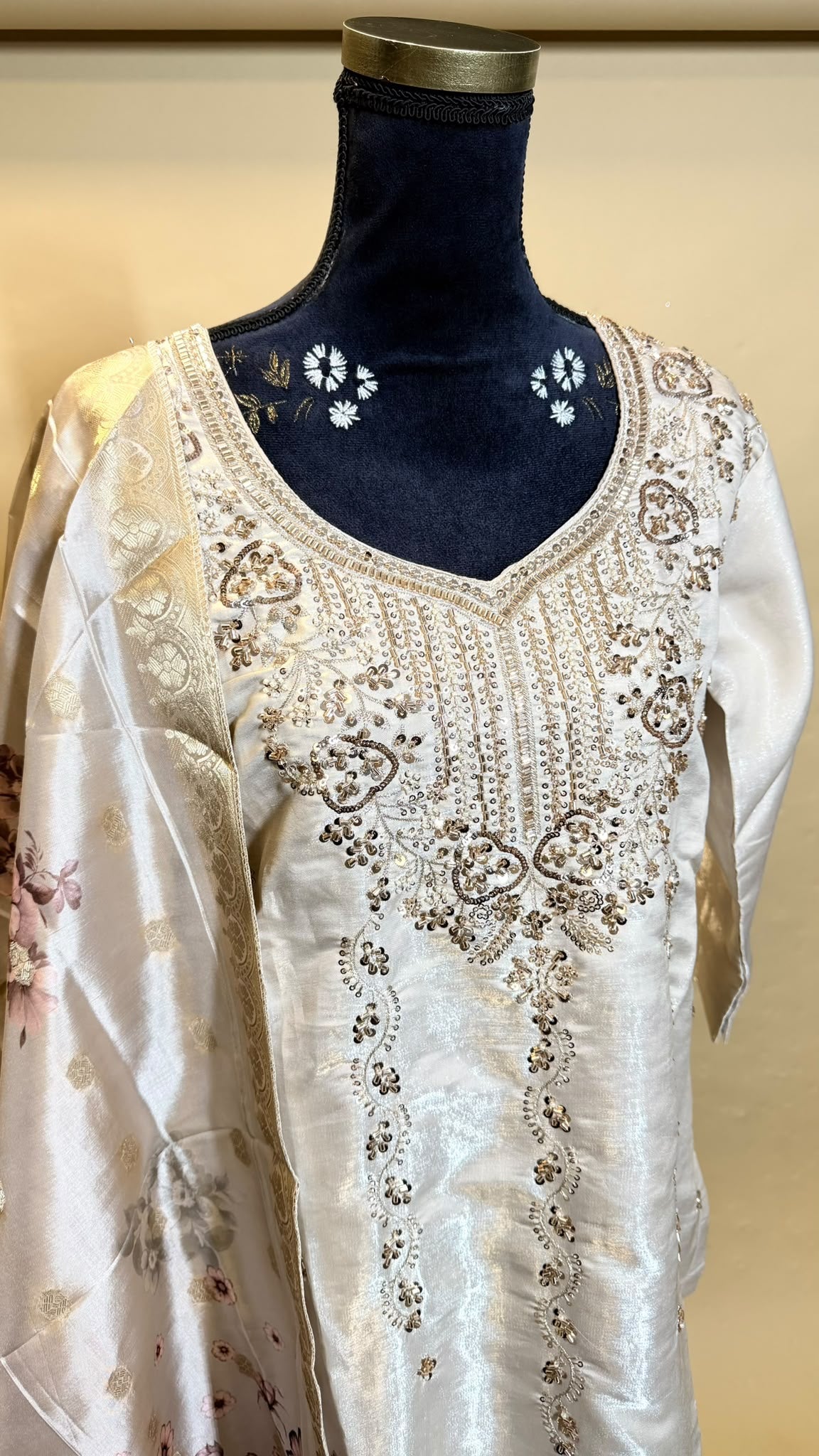 Ivory Blossom Salwar Kameez – Crème met Bloemen Dupatta