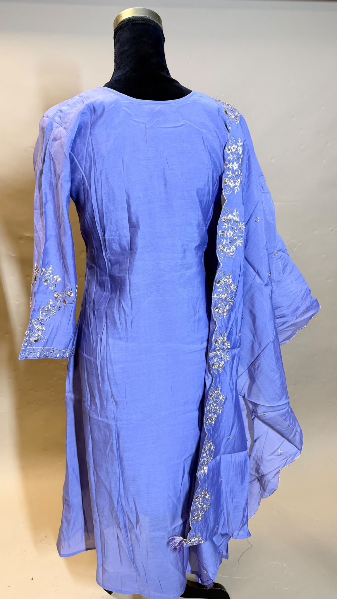 Lavender Anarkali Style Set – Lavendel met Gouden Borduurwerk