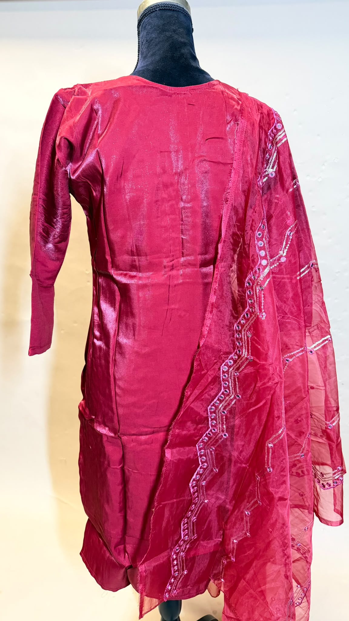 Berry Red Salwar Kameez – Donkerroze met Bloemenborduurwerk
