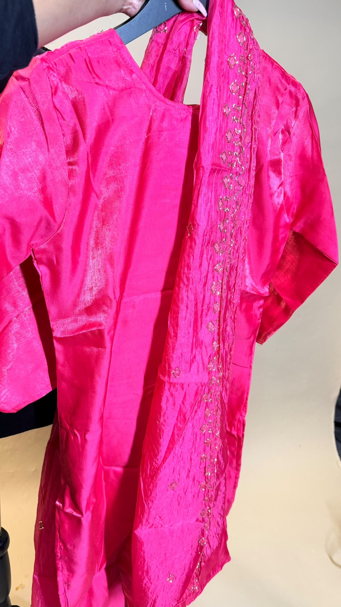Fuchsia Pink Salwar Kameez – Felroze met Gouden Bloemdetails