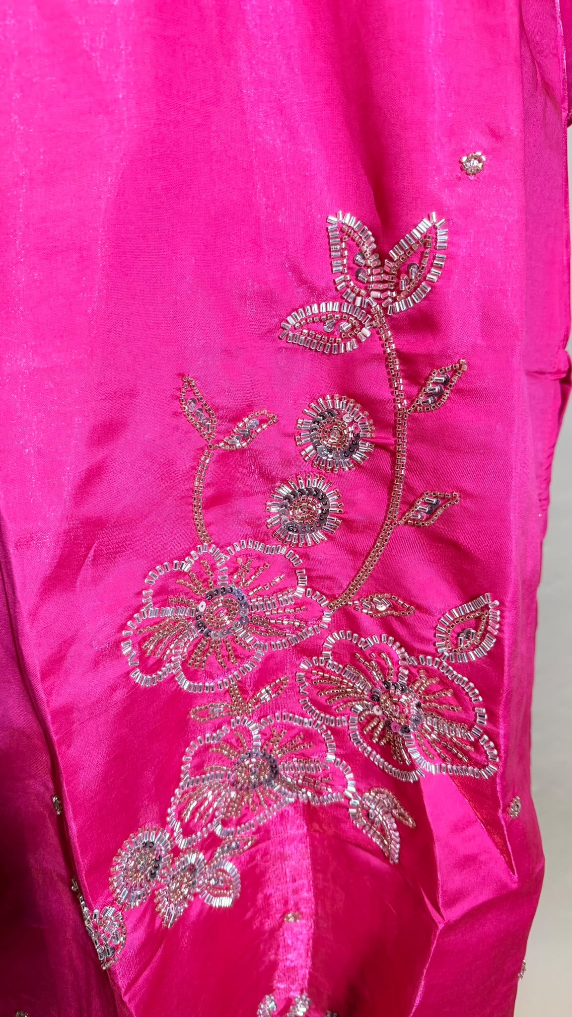 Fuchsia Pink Salwar Kameez – Felroze met Gouden Bloemdetails