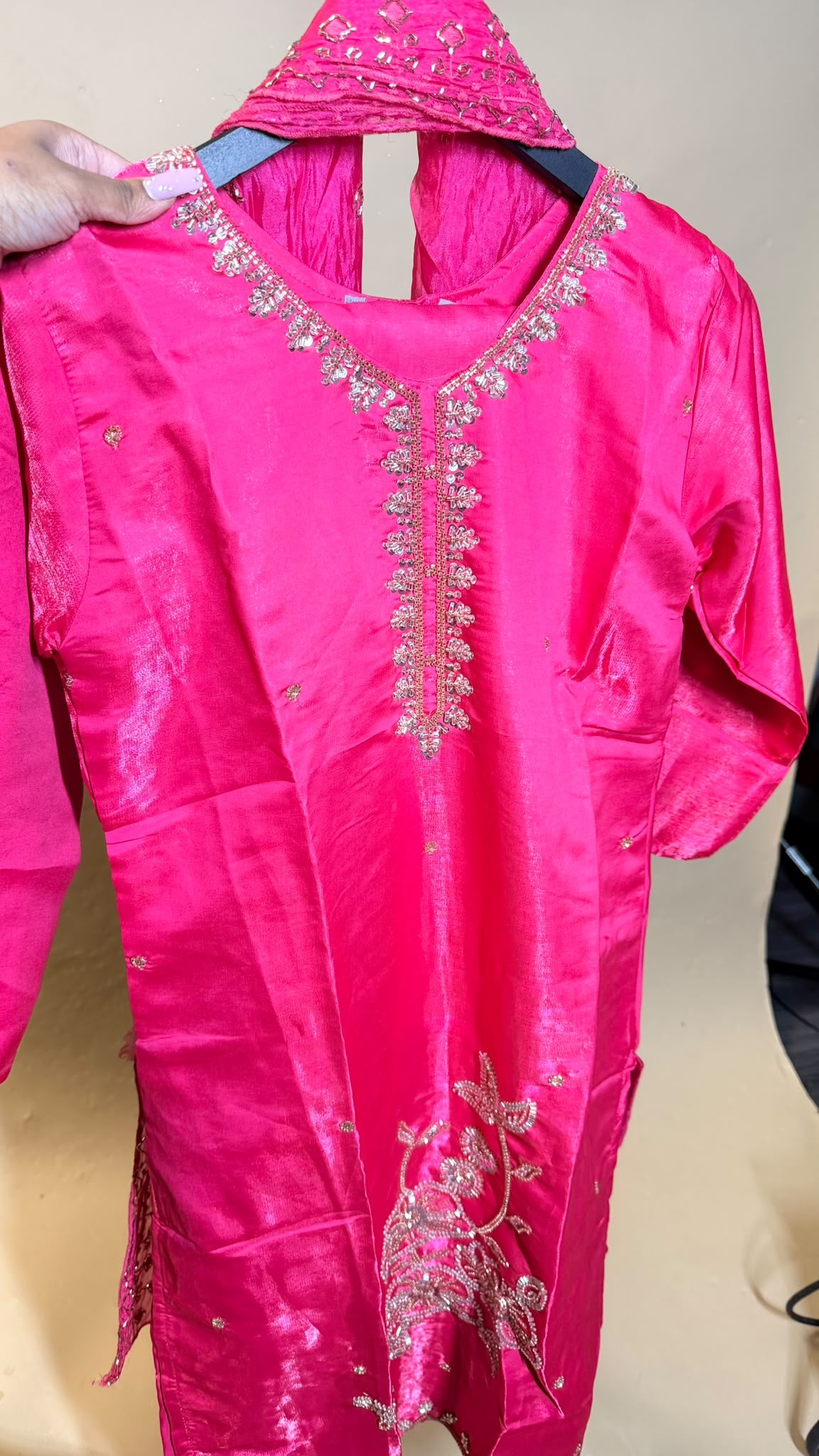 Fuchsia Pink Salwar Kameez – Felroze met Gouden Bloemdetails