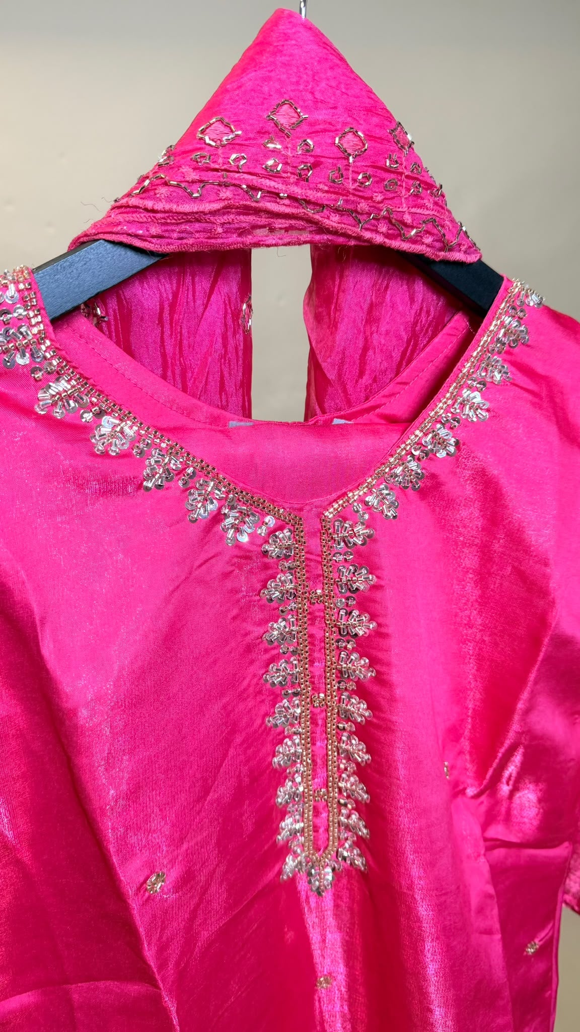 Fuchsia Pink Salwar Kameez – Felroze met Gouden Bloemdetails