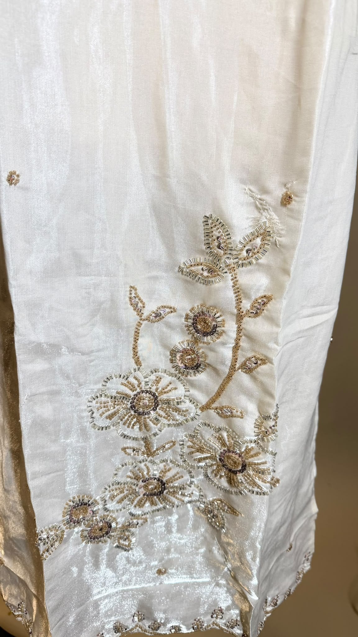 Cream Gold Salwar Kameez – Crème met Gouden Bloemenborduurwerk