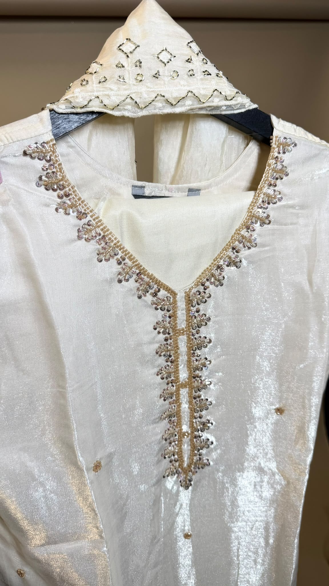 Cream Gold Salwar Kameez – Crème met Gouden Bloemenborduurwerk