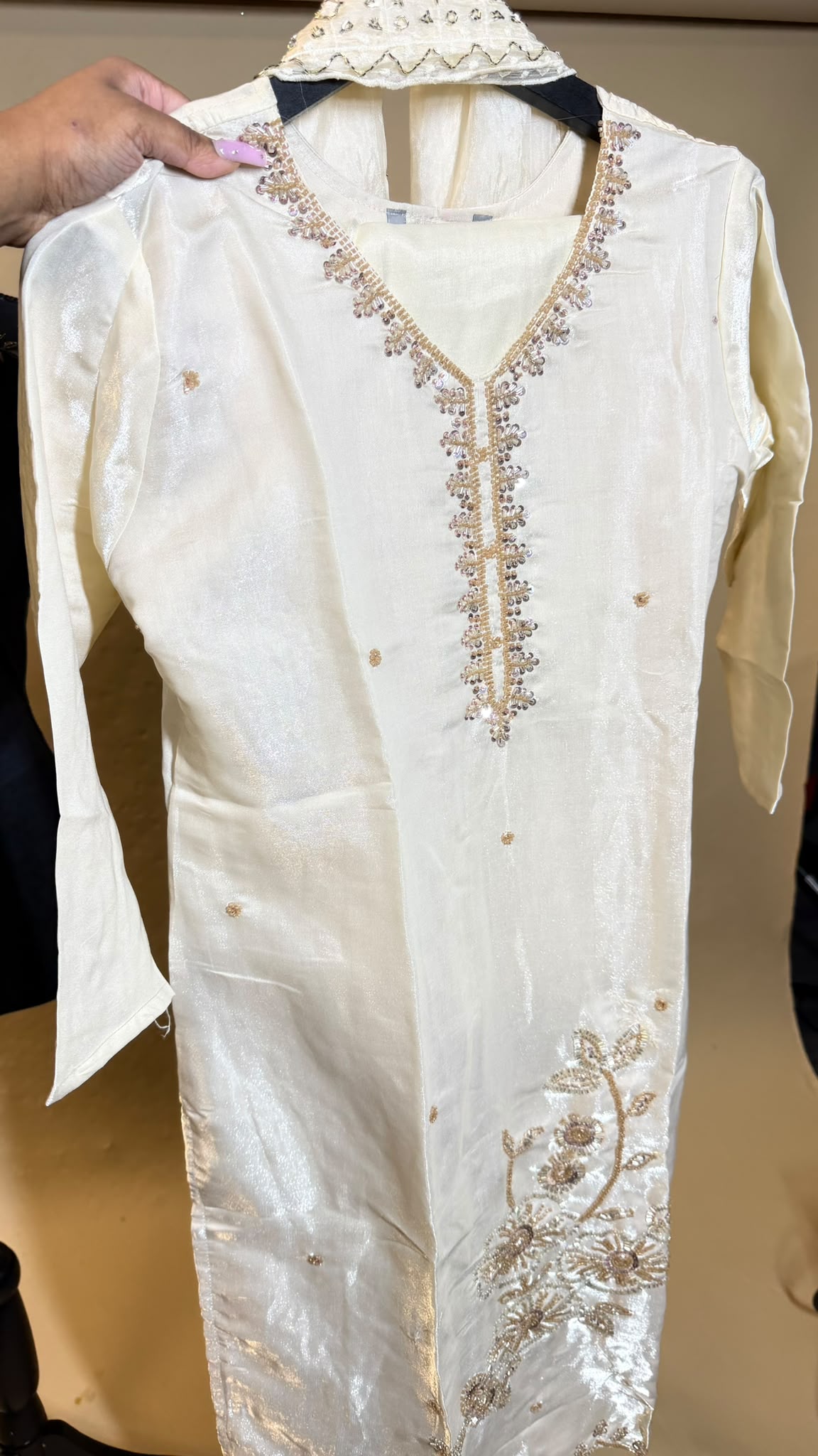 Cream Gold Salwar Kameez – Crème met Gouden Bloemenborduurwerk